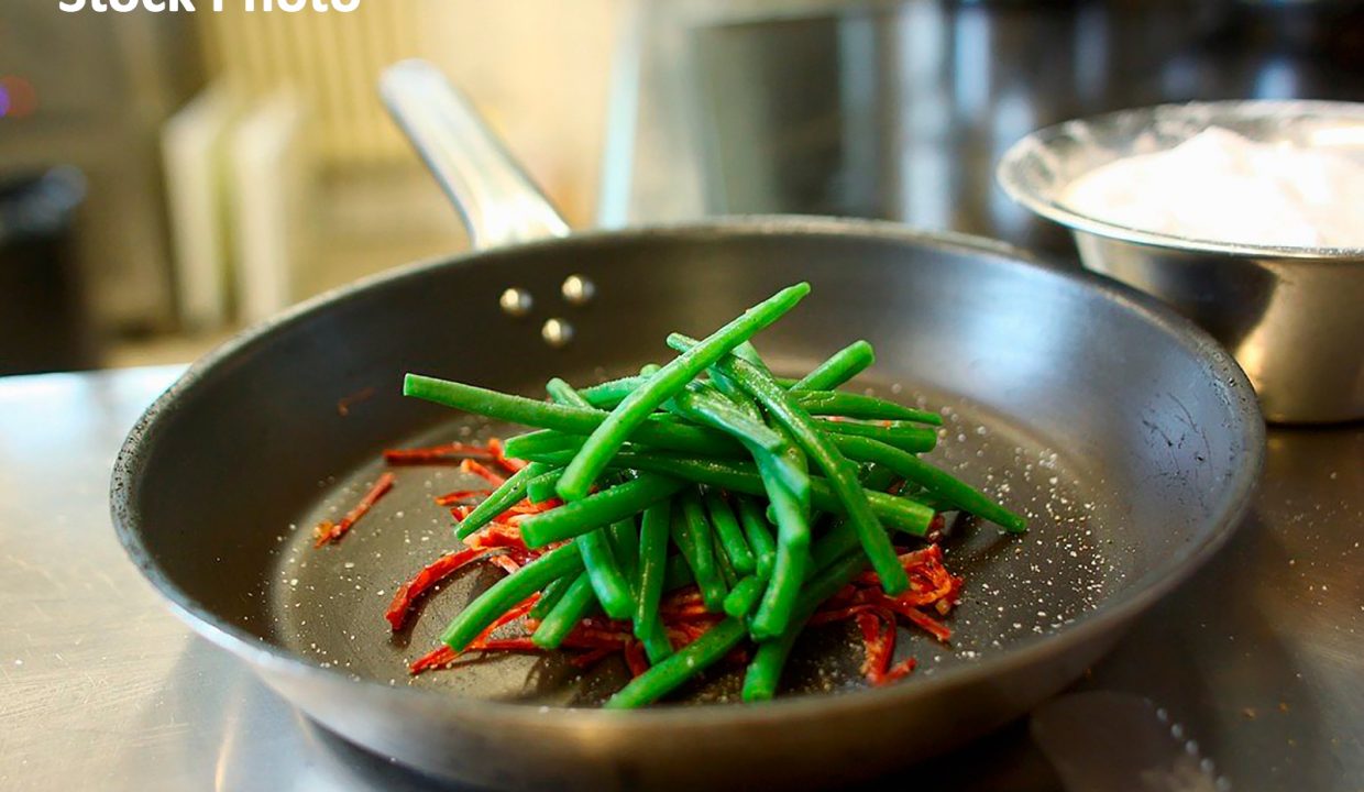 00457168-Green-beans-and-pepper-in-the-hotel-kitchen-Chateau-Mcely-Czech-Republic