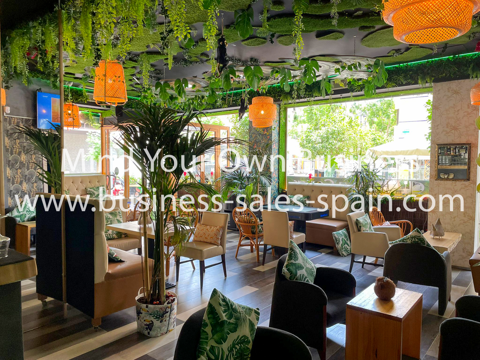 Fantastic Jungle Themed Bar/Restaurant With Music License And Large Terrace in A Very Busy Part Of Fuengirola.