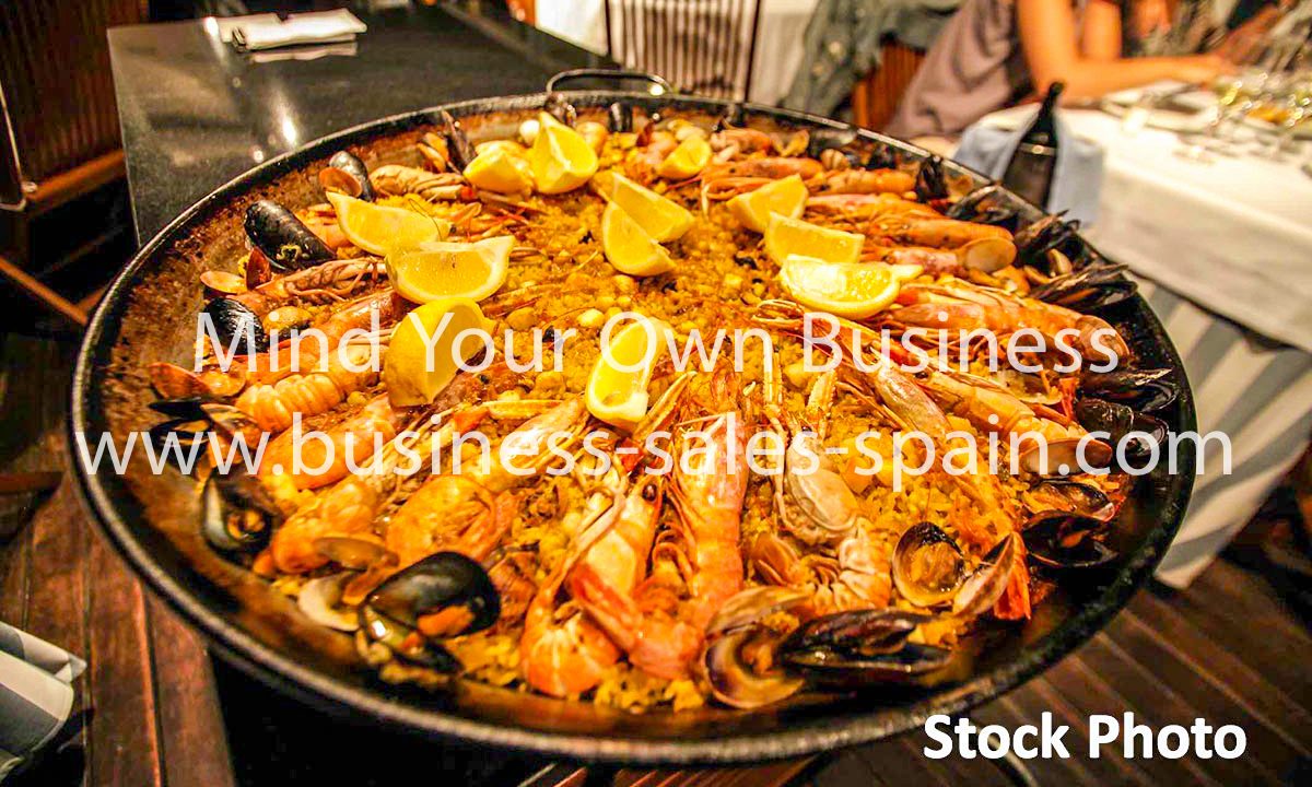 shutterstock_270034736-Ayotography-Traditional-Paella-served-at-restaurant-Luxury-food-and-drink-in-Barcelona
