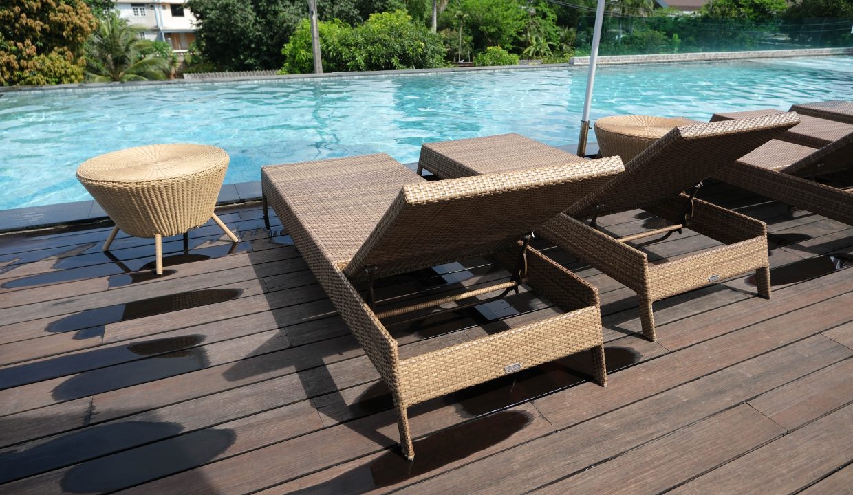 vecteezy_poolside-chairs-outdoor-pool-on-the-hotel_73045183