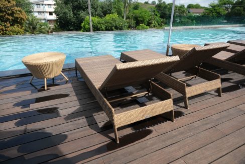 vecteezy_poolside-chairs-outdoor-pool-on-the-hotel_73045183